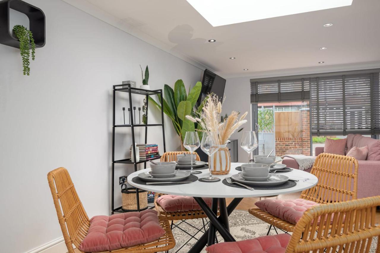 Guestready - Unique Home Near Wimbledon With Gorgeous Deck And Parking Londra Exterior foto